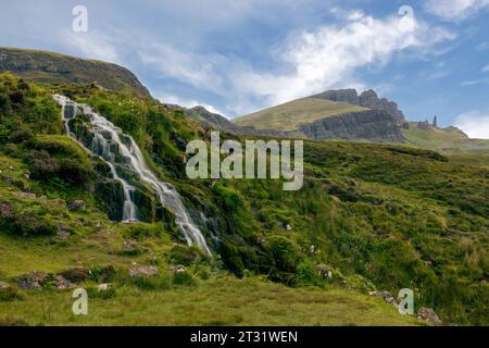 Die Bride's Veil Falls sind ein Wasserfall, der die Klippen des Trotternish Ridge auf der Isle of Skye, Schottland, herunterfällt und einem Hochzeitsschleier ähnelt. Stockfoto