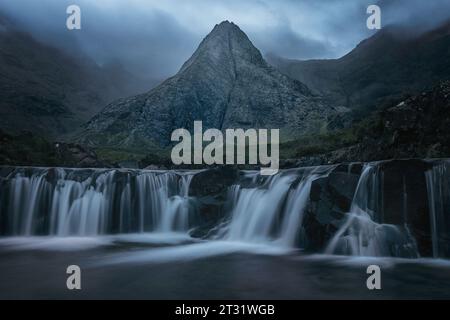 Feen Pools sind eine Reihe von Pools und Wasserfällen im Brittle River, der durch Erosion durch Gletscher gebildet wurde und sich in der Nähe von Glen Brittle auf der Isle of Skye, Schottland, befindet. Stockfoto