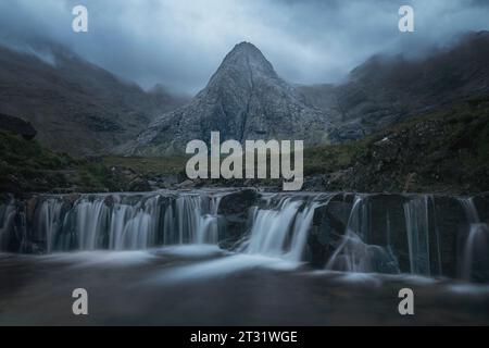 Feen Pools sind eine Reihe von Pools und Wasserfällen im Brittle River, der durch Erosion durch Gletscher gebildet wurde und sich in der Nähe von Glen Brittle auf der Isle of Skye, Schottland, befindet. Stockfoto