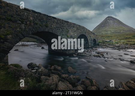 Die Sligachan Bridge ist eine dreispurige Schutt-Brücke, die 1810-1818 von dem Ingenieur Thomas Telford auf der schottischen Isle of Skye erbaut wurde. Stockfoto