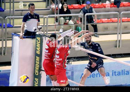 Taranto, Italien. Oktober 2023. Esmaeilnezhad Amin, Rana Verona, Angriff. Während Gioiella Prisma Taranto gegen Rana Verona, Volleyball Italian Serie A Men Superliga Match in Taranto, Italien, 22. Oktober 2023 Credit: Independent Photo Agency/Alamy Live News Stockfoto