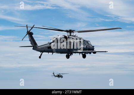 Ein HH-60G der U.S. Air Force pave Hawk in Kadena AFB Japan während der Übung Pacific Angel 23-3, Rimba AFB, Brunei am 12. September 2023.Foto: Rivera Rosado Stockfoto