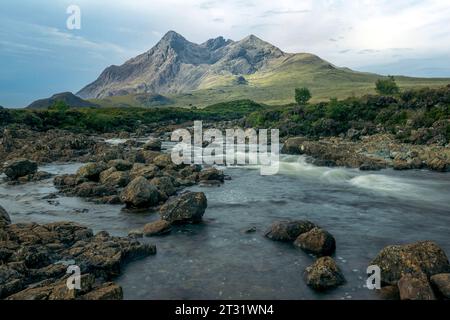 Die Sligachan-Wasserfälle sind eine Reihe von Wasserfällen am Sligachan-Fluss, die die Hänge der Cuillin Mountains auf der Isle of Skye in Schottland hinunterragen. Stockfoto