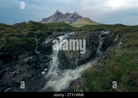 Die Sligachan-Wasserfälle sind eine Reihe von Wasserfällen am Sligachan-Fluss, die die Hänge der Cuillin Mountains auf der Isle of Skye in Schottland hinunterragen. Stockfoto