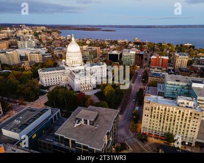 Luftaufnahme von Madison, Wisconsin bei einem wunderschönen Sonnenaufgang im Herbst. Stockfoto