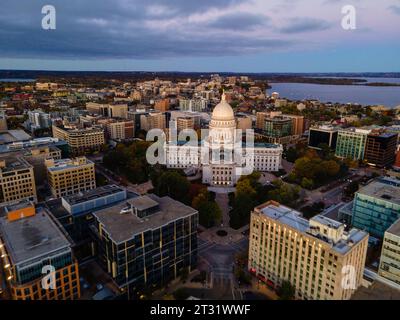 Luftaufnahme von Madison, Wisconsin bei einem wunderschönen Sonnenaufgang im Herbst. Stockfoto