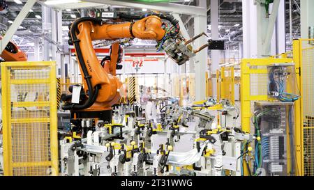 Berlin - Deutschland, 6. dezember 2022: Moderne Fabrik, Zeitraffer-Effekt. Szene. Automatisierte Produktionslinie mit Roboterarmen, industrieller Hintergrund. Stockfoto