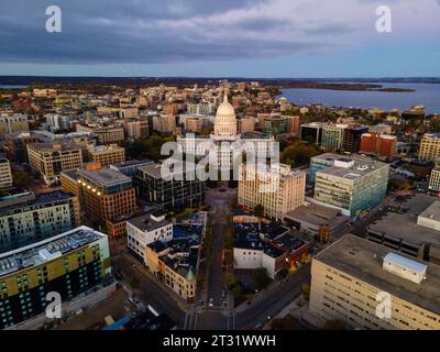 Luftaufnahme von Madison, Wisconsin bei einem wunderschönen Sonnenaufgang im Herbst. Stockfoto