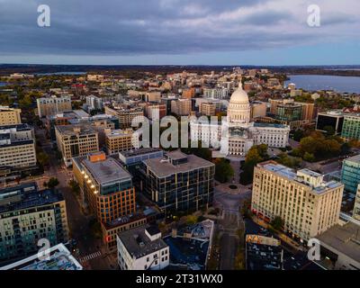 Luftaufnahme von Madison, Wisconsin bei einem wunderschönen Sonnenaufgang im Herbst. Stockfoto