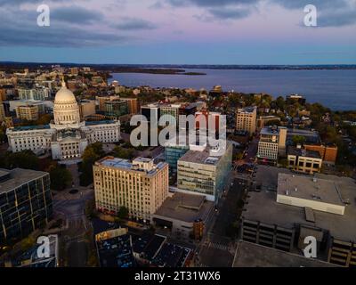 Luftaufnahme von Madison, Wisconsin bei einem wunderschönen Sonnenaufgang im Herbst. Stockfoto