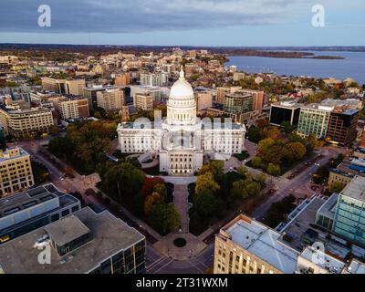 Luftaufnahme von Madison, Wisconsin bei einem wunderschönen Sonnenaufgang im Herbst. Stockfoto