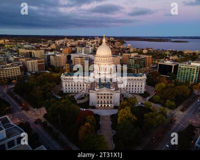 Luftaufnahme von Madison, Wisconsin bei einem wunderschönen Sonnenaufgang im Herbst. Stockfoto