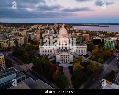 Luftaufnahme von Madison, Wisconsin bei einem wunderschönen Sonnenaufgang im Herbst. Stockfoto