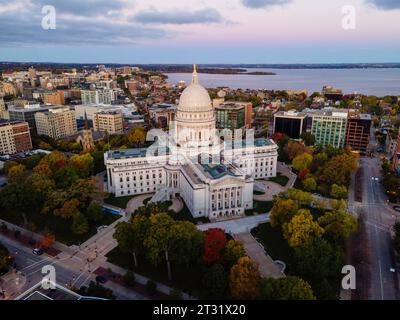 Luftaufnahme von Madison, Wisconsin bei einem wunderschönen Sonnenaufgang im Herbst. Stockfoto