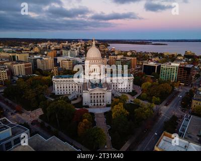 Luftaufnahme von Madison, Wisconsin bei einem wunderschönen Sonnenaufgang im Herbst. Stockfoto