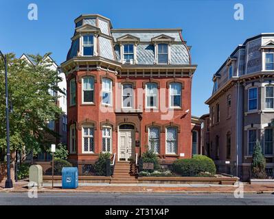 Downtown Trenton: Ein gemauertes Stadthaus mit Mansardendach und Steindetails im State House Historic District. Stockfoto