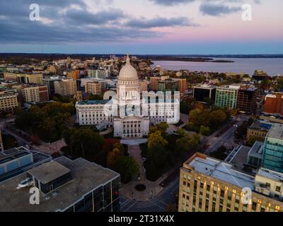 Luftaufnahme von Madison, Wisconsin bei einem wunderschönen Sonnenaufgang im Herbst. Stockfoto