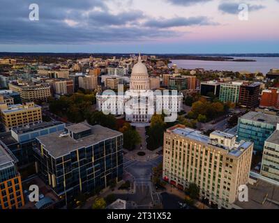 Luftaufnahme von Madison, Wisconsin bei einem wunderschönen Sonnenaufgang im Herbst. Stockfoto