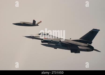 Ein Marinekorps XQ-58A Valküre führt seinen ersten Testflug mit einer Air Force F-16 in Eglin AFB, FL, durch. Am 3. Oktober 2023. Foto von Tristan McIntyre Stockfoto