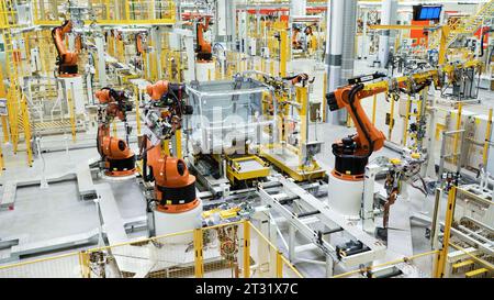 Berlin - Deutschland, 6. dezember 2022: Automobilwerk, moderne Automobilproduktion. Szene. Roboter bei der Arbeit, Prozess in automatisierten Produktionslinien erstellen. Stockfoto