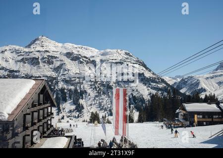 Sonniger Tag in Lech, Österreich. Das malerischste Skidorf der alpen Stockfoto