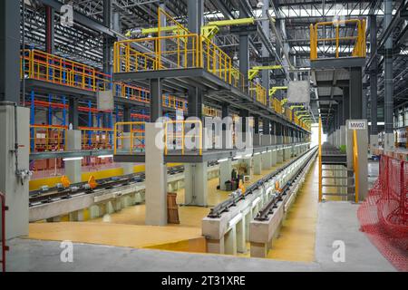 Porträt von Ingenieur und Lehrling in der Werkstatt der Eisenbahntechnik Stockfoto