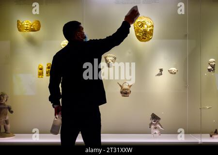 Bogota, Kolumbien - 3. Januar 2023: Mitarbeiter des Goldmuseums reinigt das Glas des Ausstellungsfensters Stockfoto