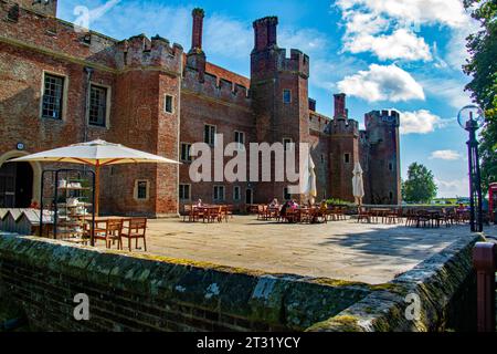 Vor dem Cafe-Bereich im Herstmonceux Castle, E. Sussex.UK Stockfoto