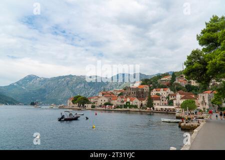 Blick auf die Stadt Perast, ein beliebter Ferienort in der Bucht von Kotor an der Adria, Montenegro. Stockfoto