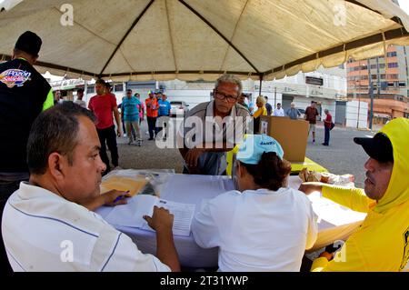 MARACAIBO-VENEZUELA-22-10-2023- Hunderte Venezolaner gingen aus, um ihre Stimme in den Vorwahlen auszuüben, um den Oppositionskandidaten zu wählen. ©José Bula Stockfoto