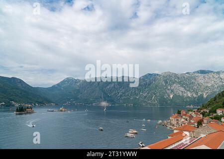 Küste der Stadt Perast, Montenegro, aus der Vogelperspektive. Berge im Hintergrund, Sommerpanorama Stockfoto