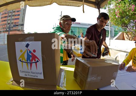 Maracaibo, Venezuela. 22-10-2023. Die Venezolaner haben ihre Stimme abgegeben, um die Kandidatur der Opposition für die Präsidentschaftswahlen zu wählen. Foto: José Bula U Stockfoto