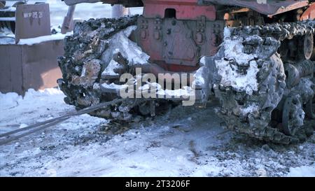 Schlepper im Winter mit schmutzigem Traktor abschleppen. Clip. Nahaufnahme des Traktors mit Schlamm und Schnee auf der Winterstraße. Schleppseil im Winter am Traktor befestigt Stockfoto