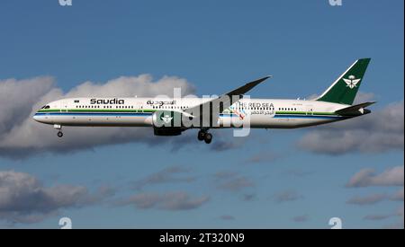 Eine Boeing 787-10 von Saudia Saudi Arabian Airlines mit einer speziellen Lackierung, die das Rote Meer-Resort in Richtung Gatwick anpreist Stockfoto