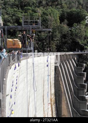 Contra Dam, Schweiz - 22. Oktober 2023: Bunging springt vom Damm, 'das Schild zeigt den Namen der vorgeschlagenen Aktivität' Stockfoto