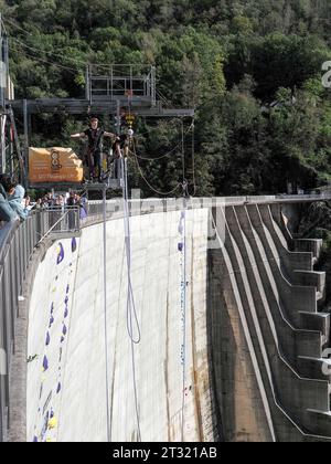 Contra Dam, Schweiz - 22. Oktober 2023: Bunging springt vom Damm, 'das Schild zeigt den Namen der vorgeschlagenen Aktivität' Stockfoto