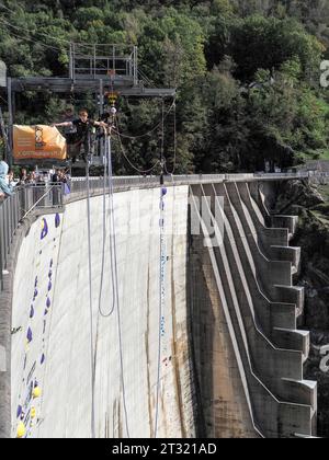 Contra Dam, Schweiz - 22. Oktober 2023: Bunging springt vom Damm, 'das Schild zeigt den Namen der vorgeschlagenen Aktivität' Stockfoto