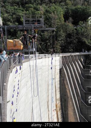 Contra Dam, Schweiz - 22. Oktober 2023: Bunging springt vom Damm, 'das Schild zeigt den Namen der vorgeschlagenen Aktivität' Stockfoto