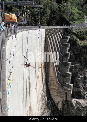 Contra Dam, Schweiz - 22. Oktober 2023: Bunging springt vom Damm, 'das Schild zeigt den Namen der vorgeschlagenen Aktivität' Stockfoto