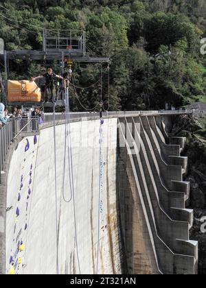 Contra Dam, Schweiz - 22. Oktober 2023: Bunging springt vom Damm, 'das Schild zeigt den Namen der vorgeschlagenen Aktivität' Stockfoto