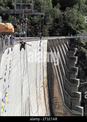 Contra Dam, Schweiz - 22. Oktober 2023: Bunging springt vom Damm, 'das Schild zeigt den Namen der vorgeschlagenen Aktivität' Stockfoto