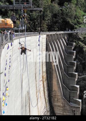 Contra Dam, Schweiz - 22. Oktober 2023: Bunging springt vom Damm, 'das Schild zeigt den Namen der vorgeschlagenen Aktivität' Stockfoto