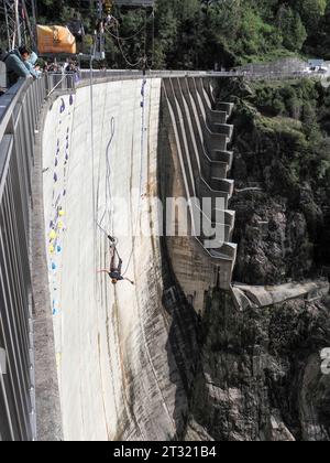 Contra Dam, Schweiz - 22. Oktober 2023: Bunging springt vom Damm, 'das Schild zeigt den Namen der vorgeschlagenen Aktivität' Stockfoto