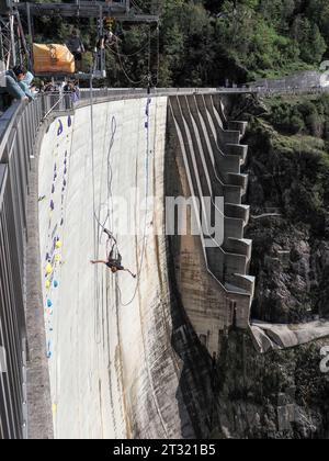 Contra Dam, Schweiz - 22. Oktober 2023: Bunging springt vom Damm, 'das Schild zeigt den Namen der vorgeschlagenen Aktivität' Stockfoto