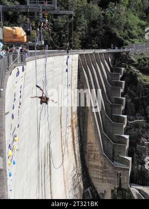 Contra Dam, Schweiz - 22. Oktober 2023: Bunging springt vom Damm, 'das Schild zeigt den Namen der vorgeschlagenen Aktivität' Stockfoto