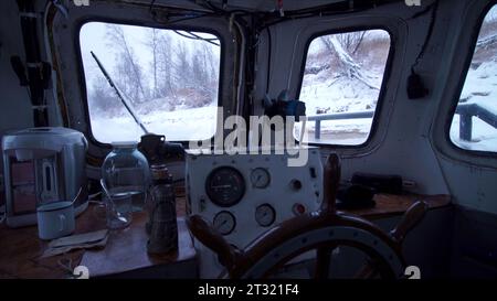 Wassertransport. Clip. Ein schwimmendes Frachtschiff mit einem Deck voller Tassen und Lebensmittel. Stockfoto