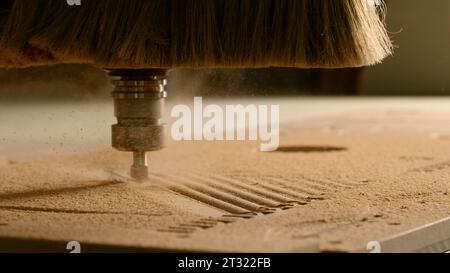 Meister verwenden einen speziellen Laser, um Muster auf Holz zu machen. Kreativ. Ein Spezialwerkzeug, mit dem gerade Streifen auf einem Holzbrett hergestellt werden. Stockfoto