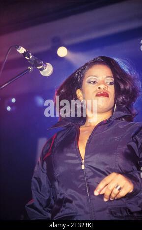 MAYSA, INCOGNITO, 1996: Die US-amerikanische Jazzsängerin Maysa Leak sang mit der britischen Soul-Gruppe Incognito auf ihrer UK-Tour in der Cardiff University Students Union Great Hall im Oktober 1996. Foto: Rob Watkins. INFO: Incognito, eine britische Acid-Jazz-Band, die 1979 in London gegründet wurde, revolutionierte das Genre mit ihrer Fusion aus Jazz, Funk, Soul und Tanzmusik. Stockfoto