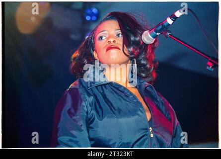 MAYSA, INCOGNITO, 1996: Die US-amerikanische Jazzsängerin Maysa Leak sang mit der britischen Soul-Gruppe Incognito auf ihrer UK-Tour in der Cardiff University Students Union Great Hall im Oktober 1996. Foto: Rob Watkins. INFO: Incognito, eine britische Acid-Jazz-Band, die 1979 in London gegründet wurde, revolutionierte das Genre mit ihrer Fusion aus Jazz, Funk, Soul und Tanzmusik. Stockfoto