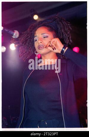 IMAANI, INCOGNITO, 1996: Eurovision-Star Imaani Saleem singt mit der britischen Soul-Gruppe Incognito auf ihrer UK-Tour in der Cardiff University Students Union Great Hall im Oktober 1996 in Cardiff, Wales. Foto: Rob Watkins. INFO: Incognito, eine britische Acid-Jazz-Band, die 1979 in London gegründet wurde, revolutionierte das Genre mit ihrer Fusion aus Jazz, Funk, Soul und Tanzmusik. Stockfoto